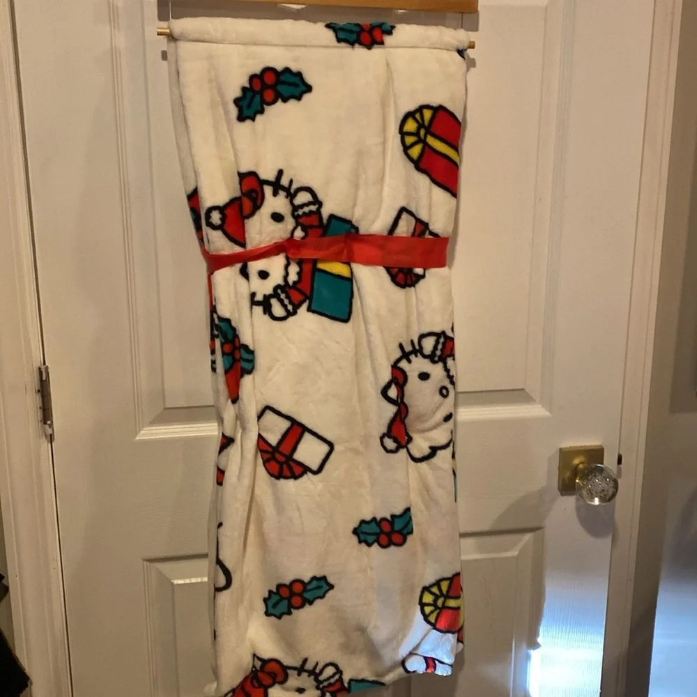 BNWT HELLO KITTY Christmas Holiday Presents Gifts Plush Blanket